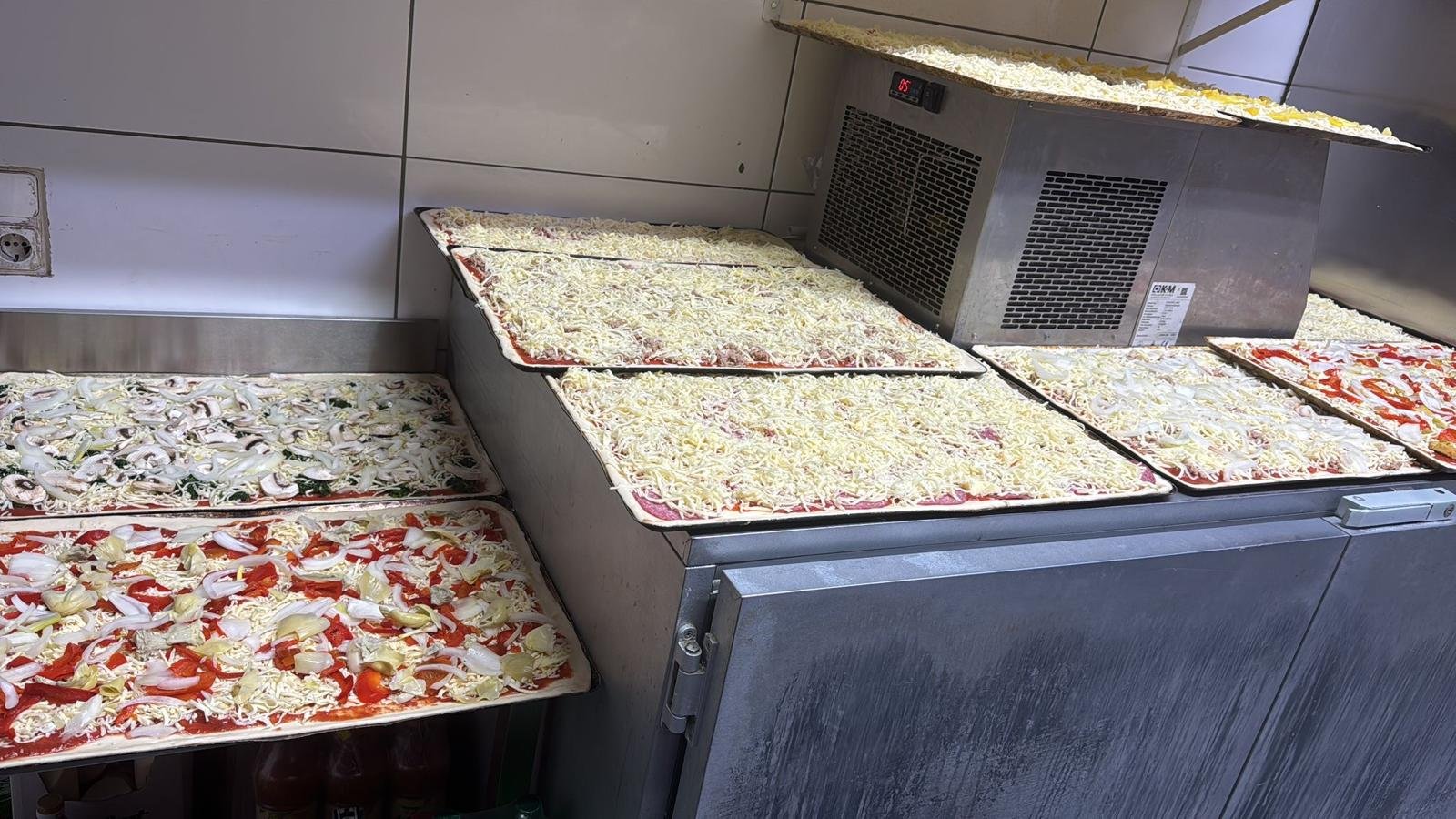 Pizzableche in der Vorbereitung