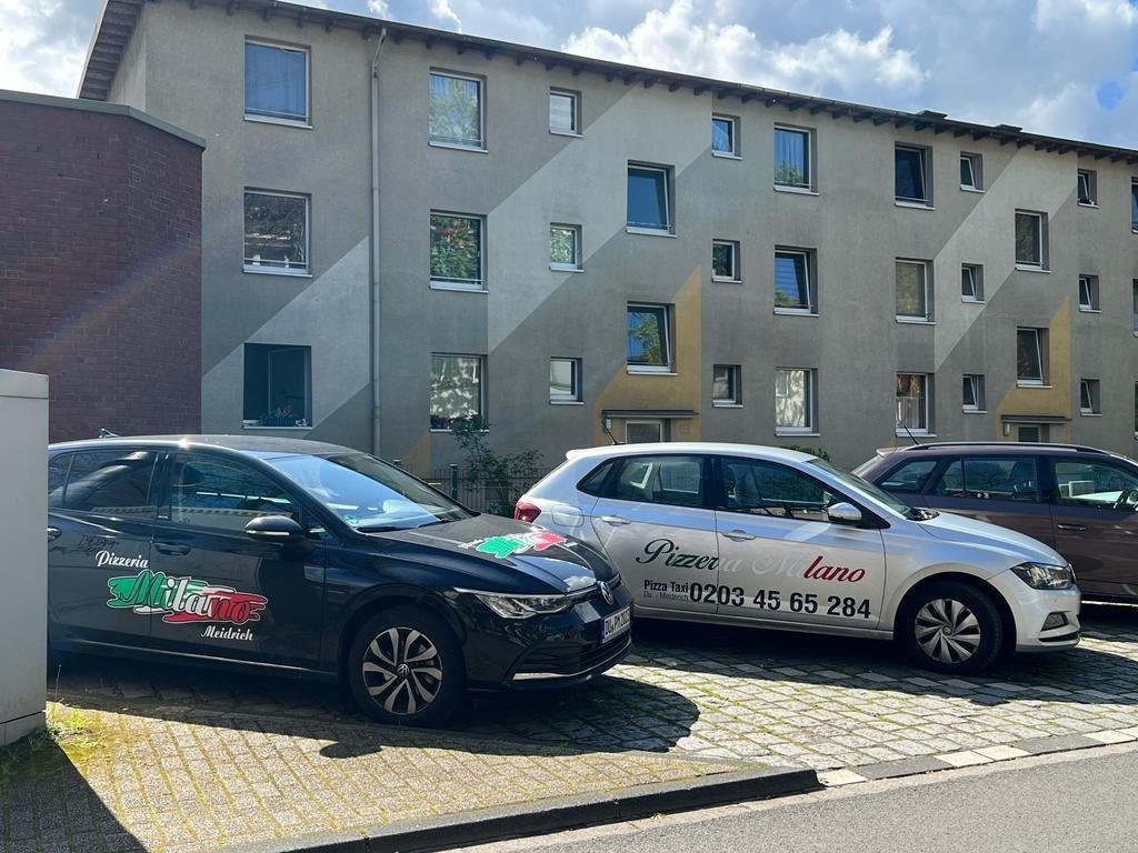 Zwei Milano Lieferautos