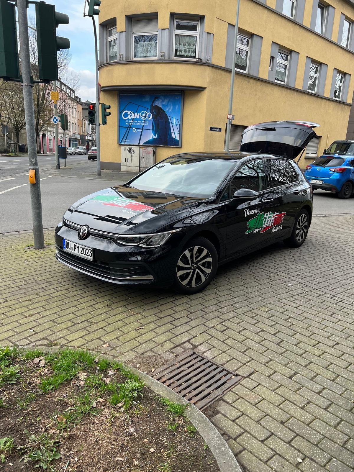 VW Golf schwarz Lieferfahrzeug