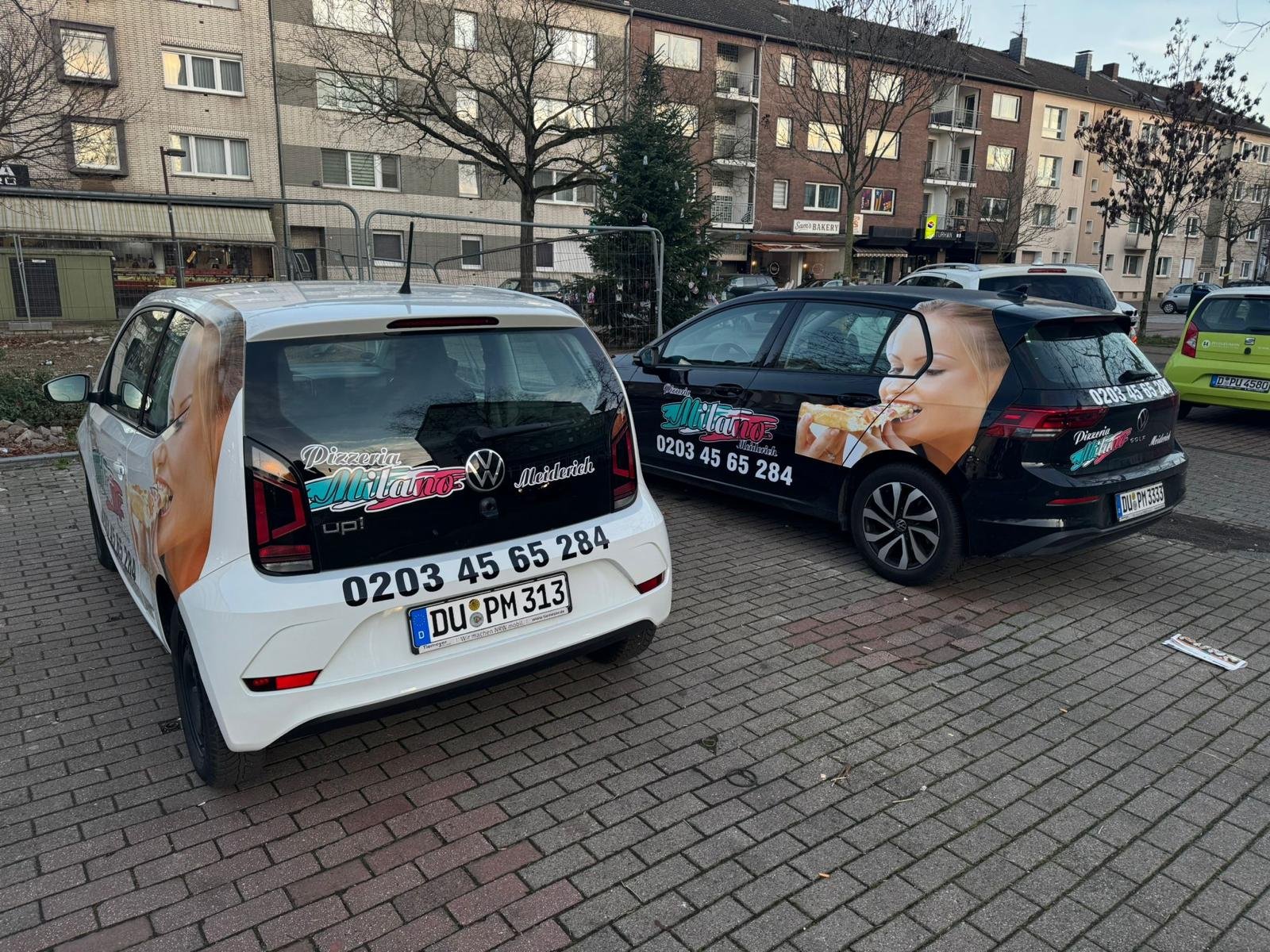 Zwei Lieferfahrzeuge von hinten