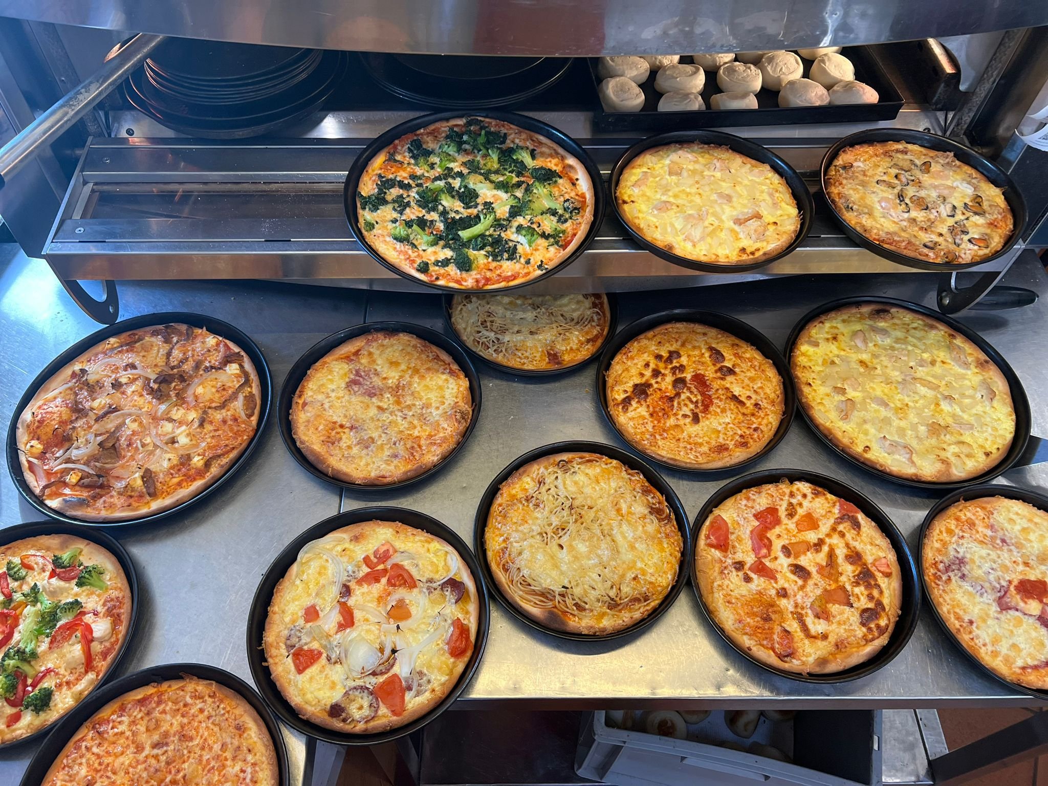 Viele Pizzasorten frisch aus dem Ofen