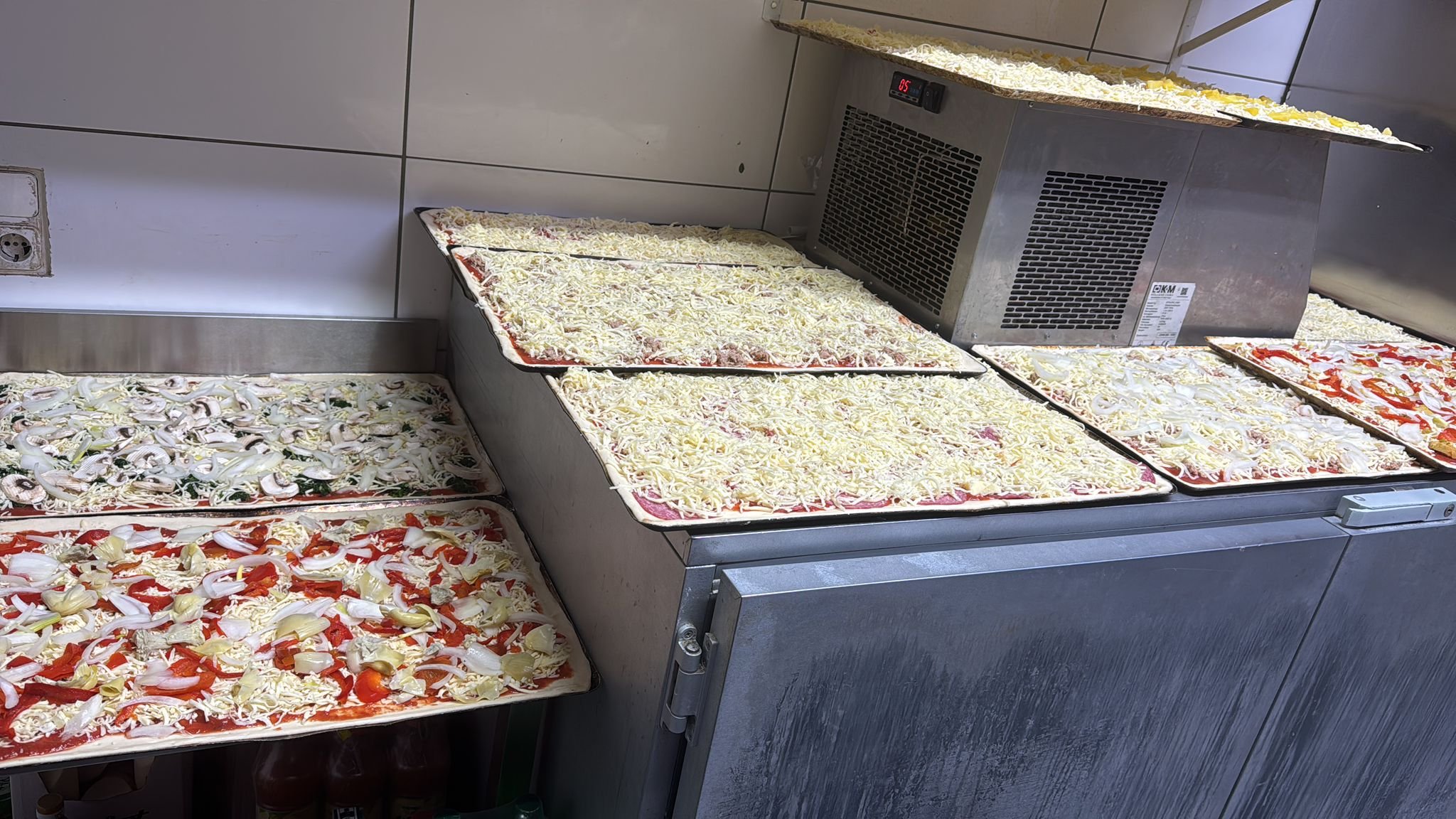 Große Pizzableche in der Vorbereitung