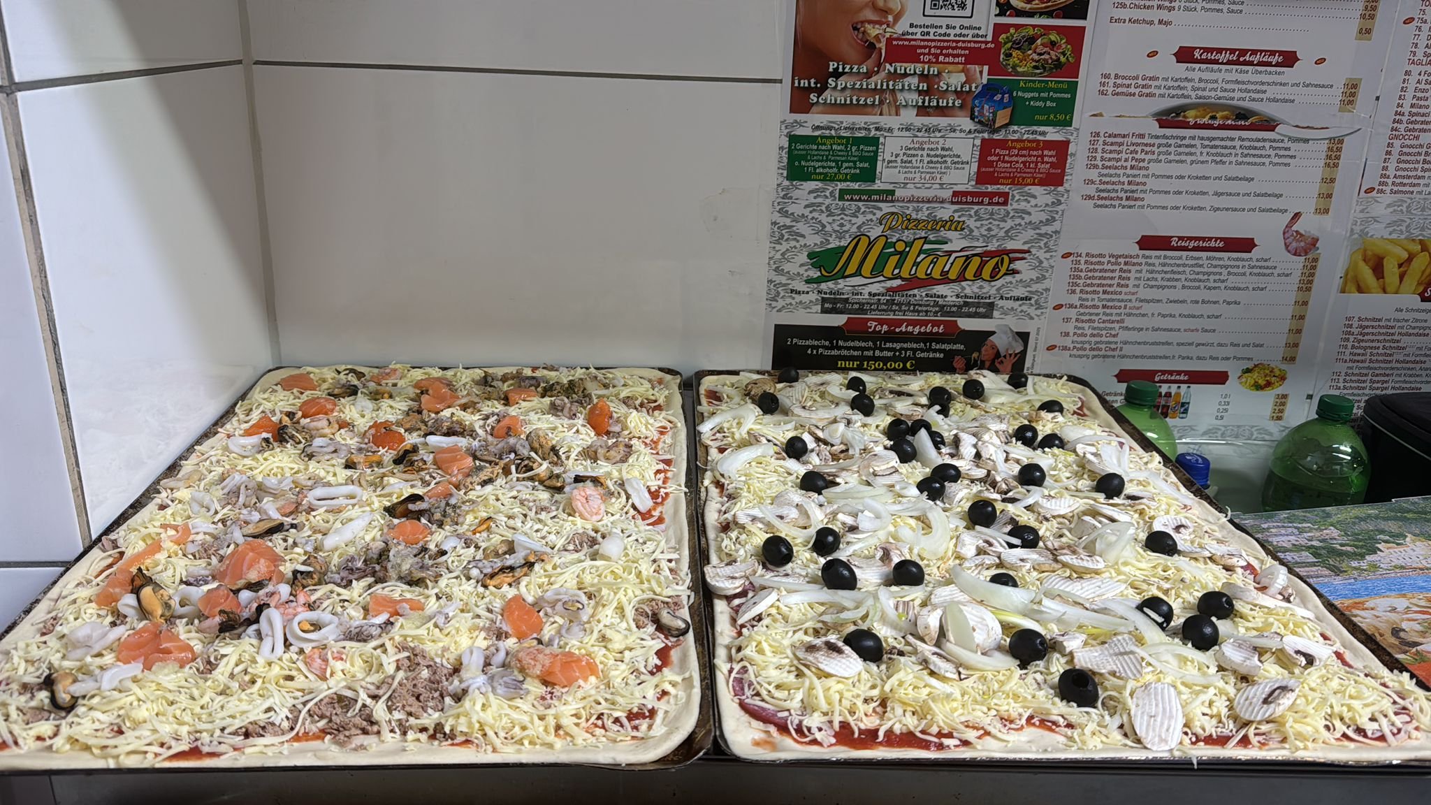 Pizzableche Meeresfrüchte und Oliven