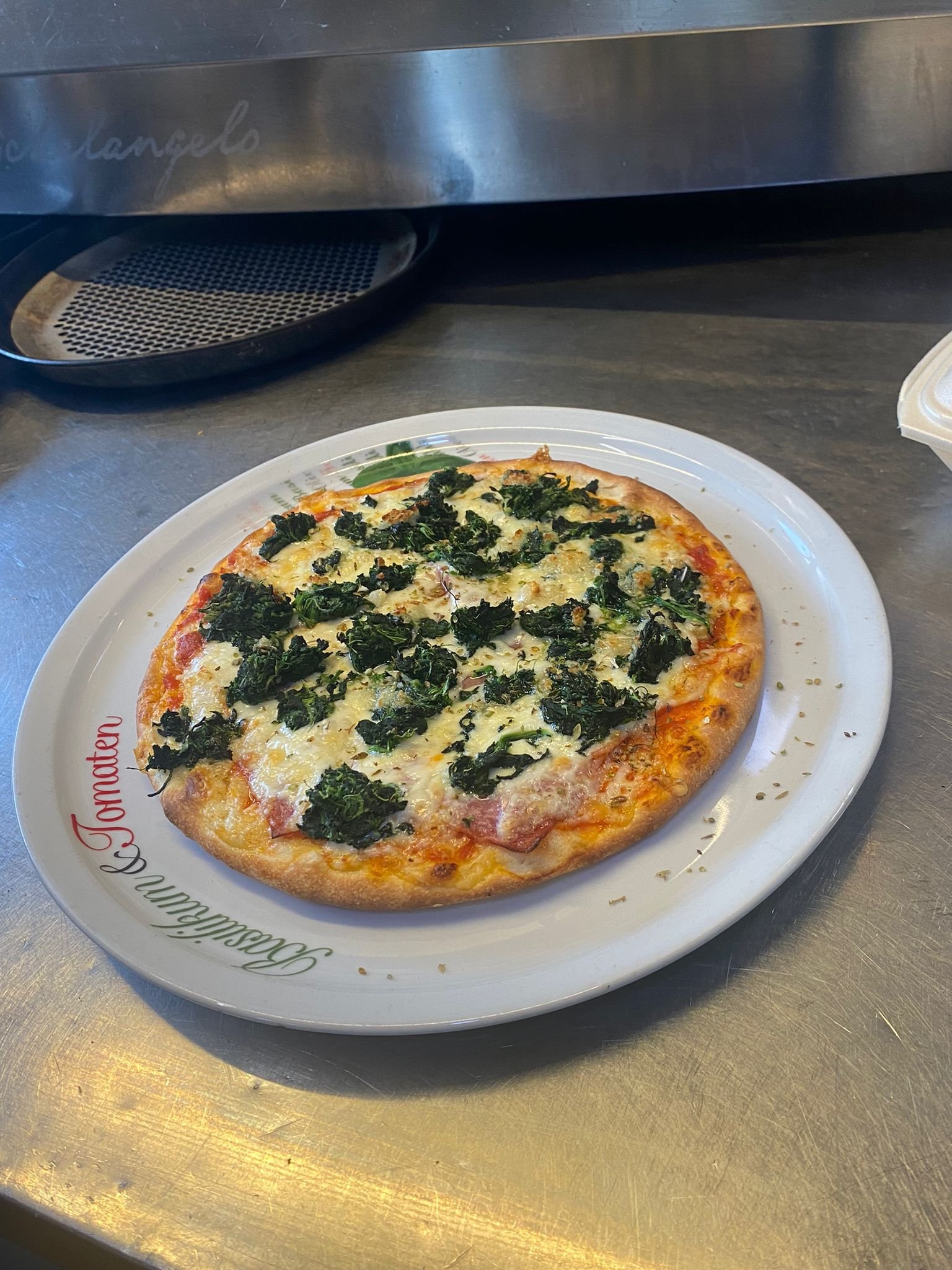 Pizza Spinaci aus dem Ofen