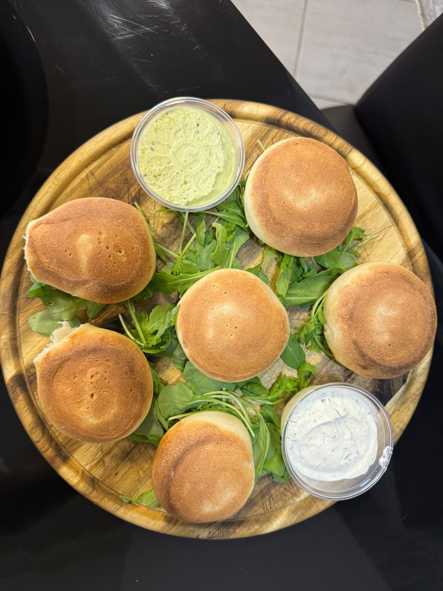 Pizzabrötchen mit Kräutercreme