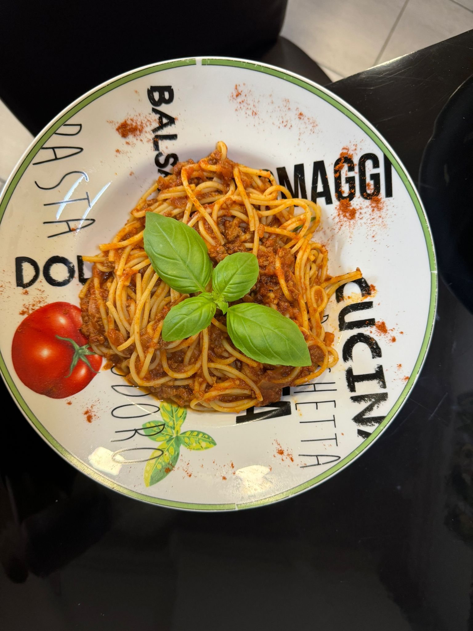 Spaghetti Bolognese mit Basilikum