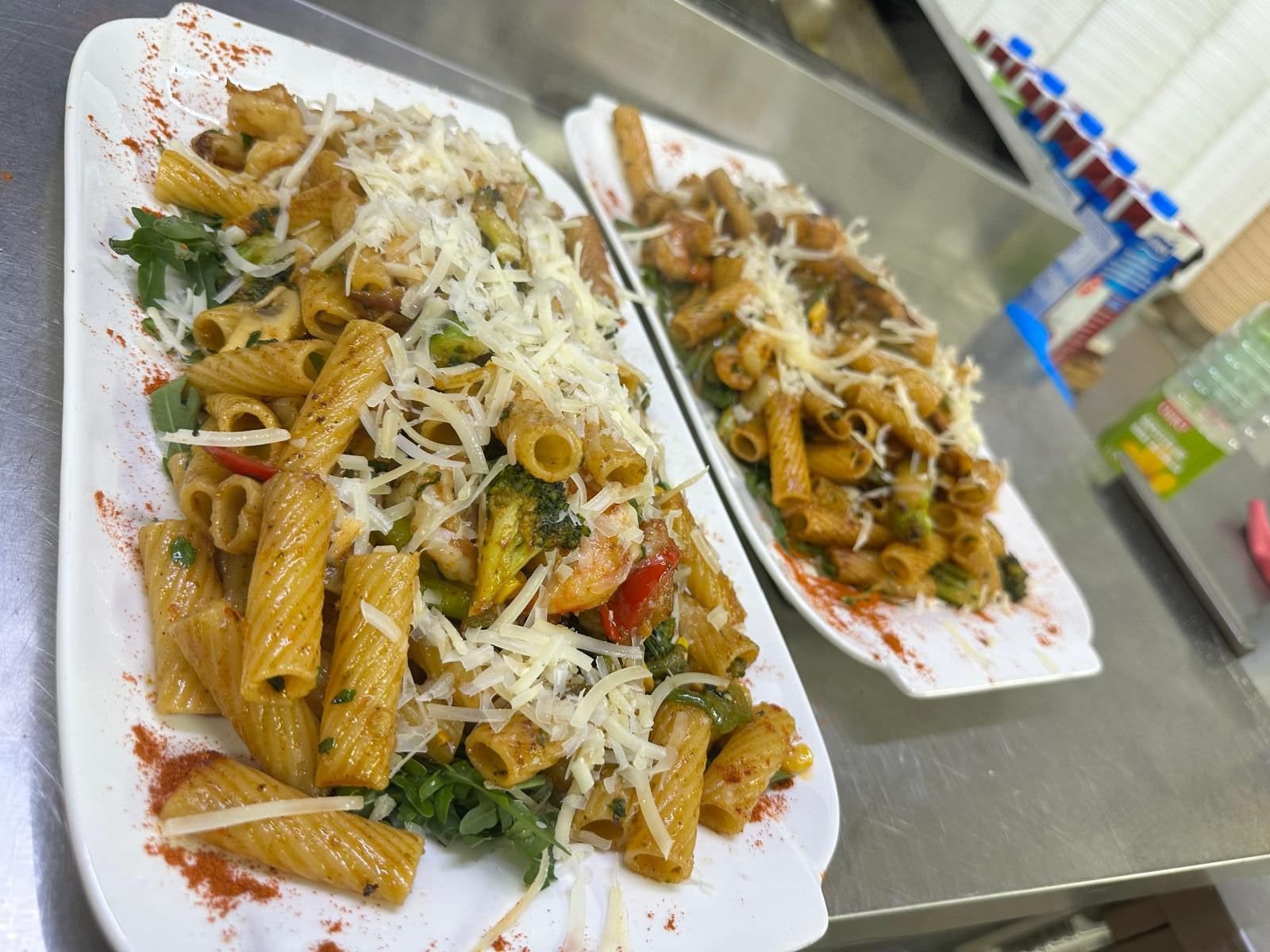 Penne Pasta mit Gemüse und Käse