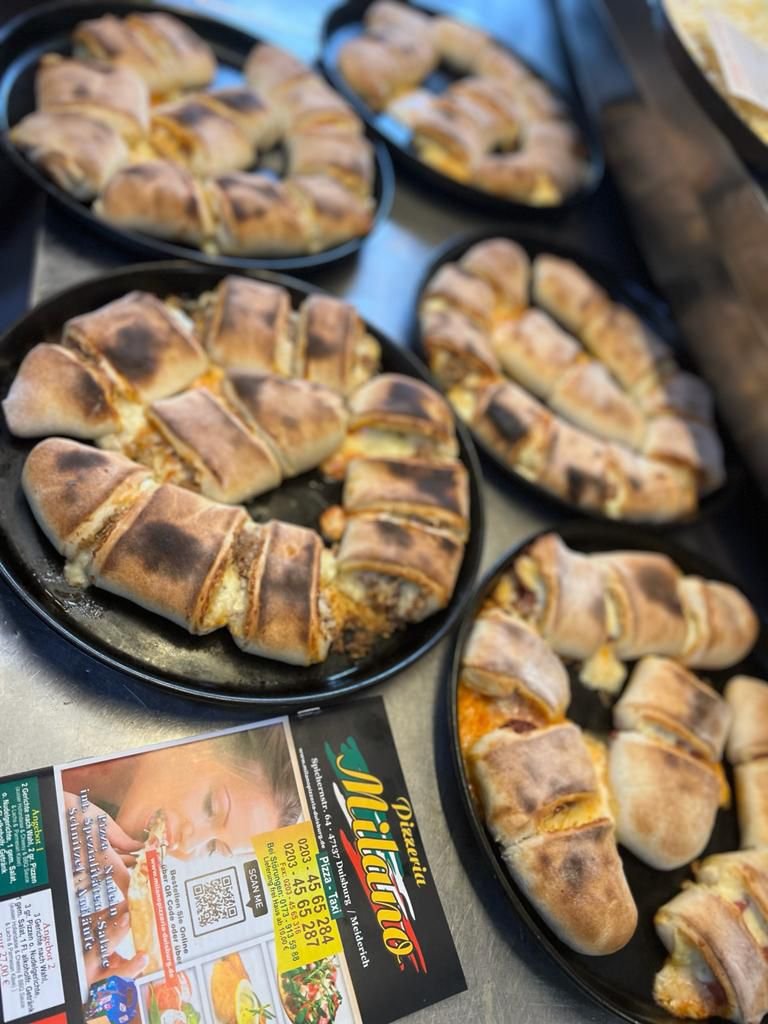 Überbackene Pizzabrötchen Bleche