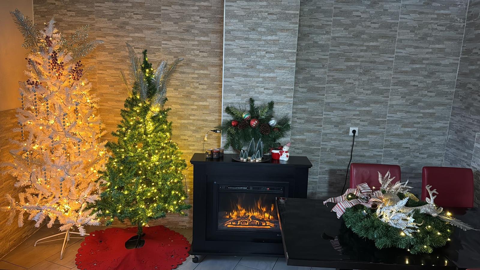 Kamin und Weihnachtsbaum