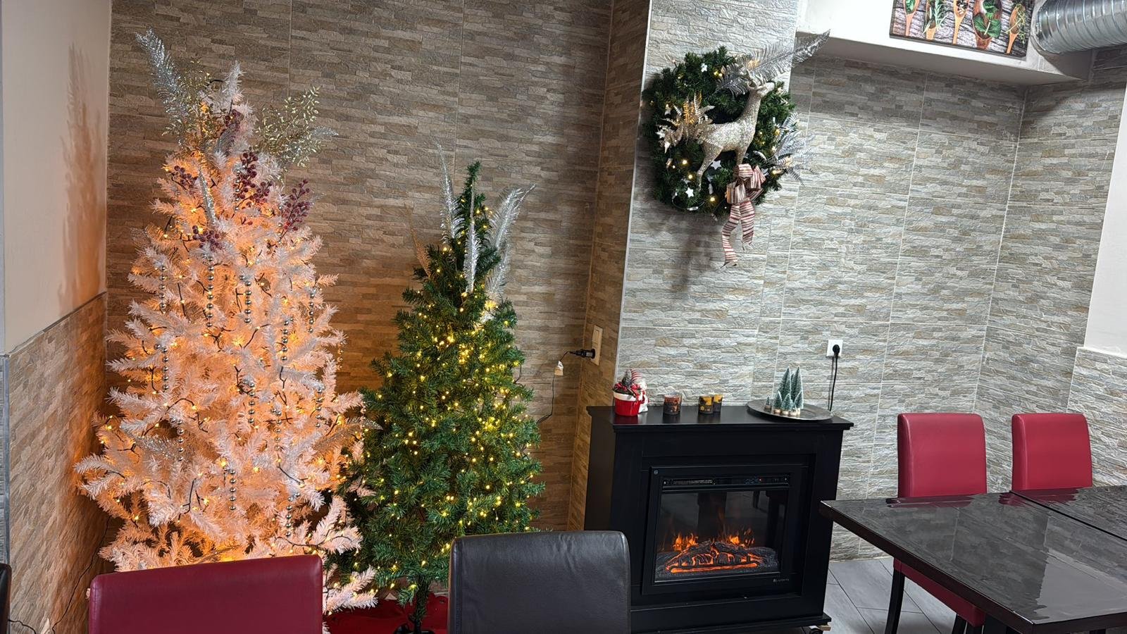 Weihnachtsbäume mit Kamin
